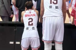 爱游戏app-热门球队客场出战，球员发挥出色取得胜利