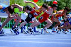 爱游戏网站-持之以恒！运动员们在比赛中展现坚韧意志