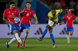 爱游戏网站-比赛中球队展现顽强斗志，逆转击败对手