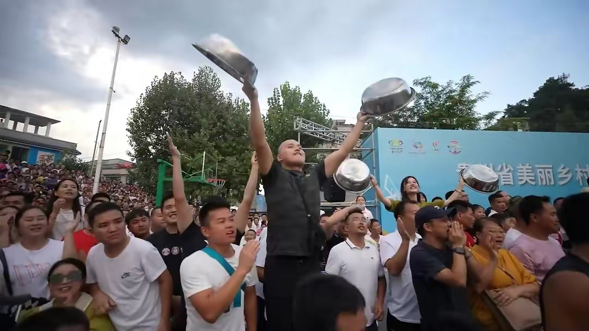 专业篮球联赛再掀热潮,球迷狂热追捧的简单介绍 专业篮球联赛再掀热潮,球迷狂热追捧的简单介绍