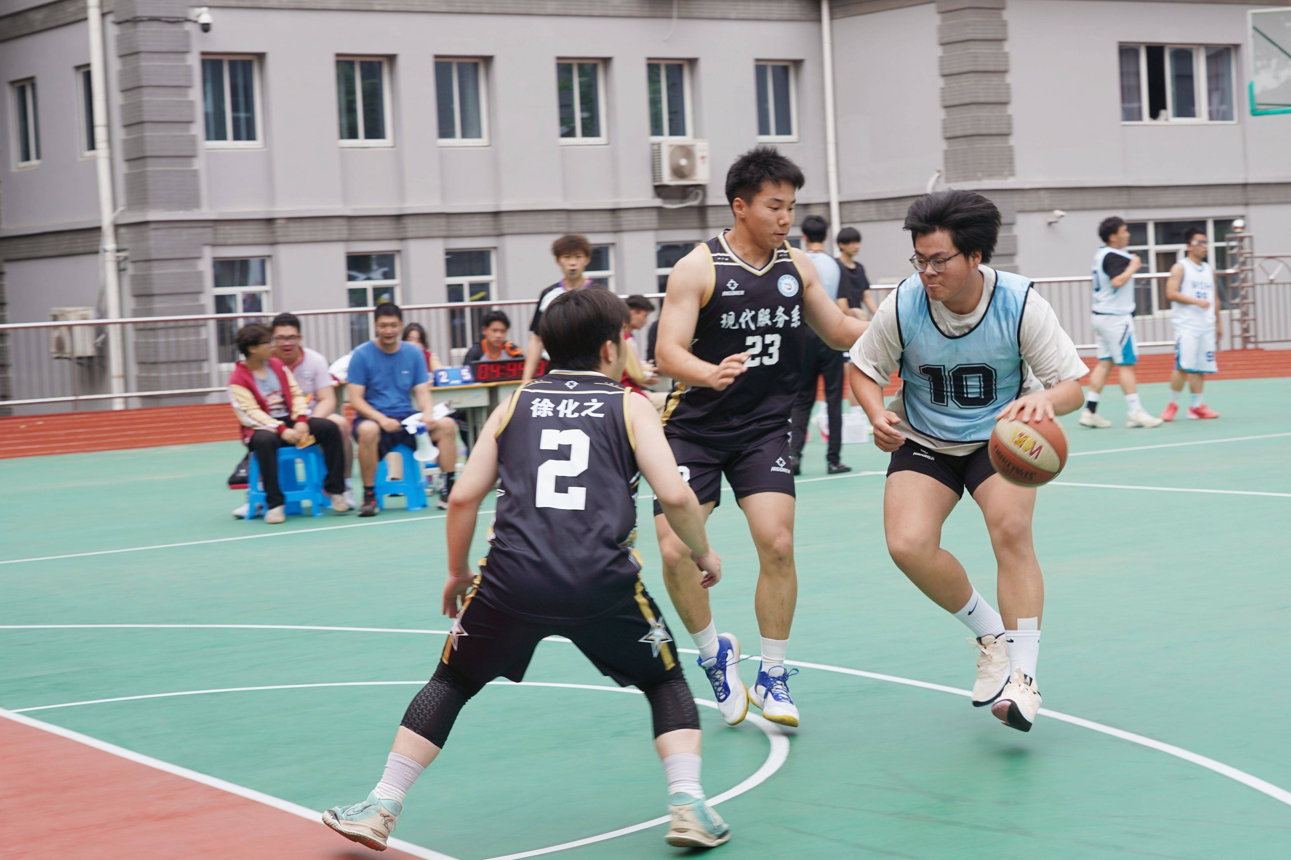 篮球比赛队员默契配合夺取胜利