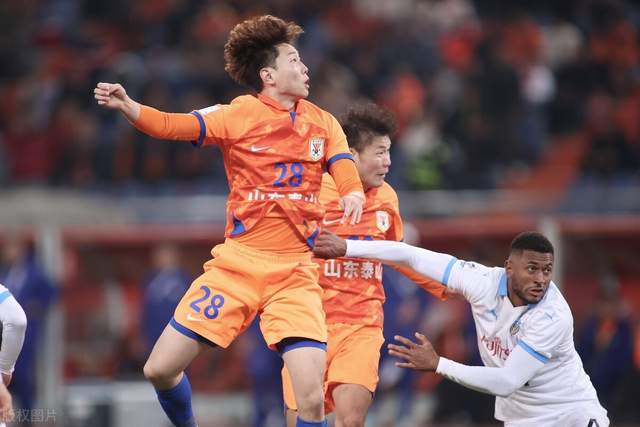 大连人主场憾负山东鲁能，无缘三分