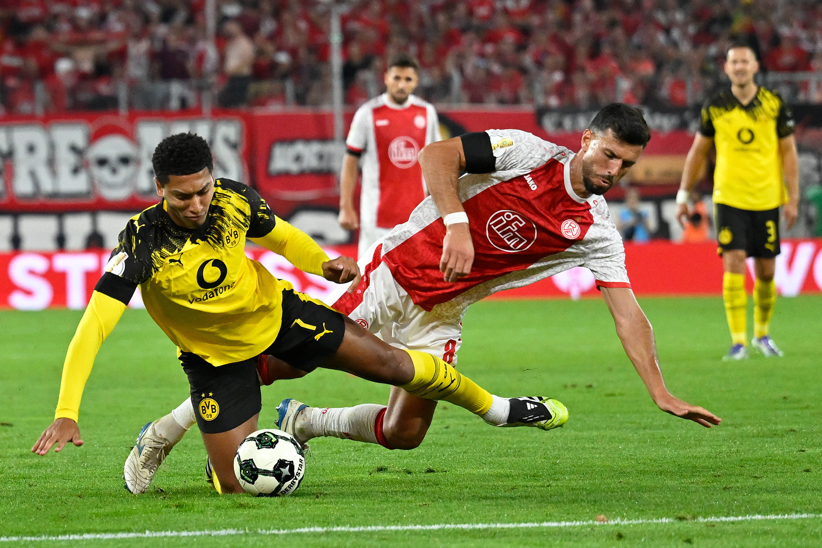 德国足球联赛获得国际认可和赞誉