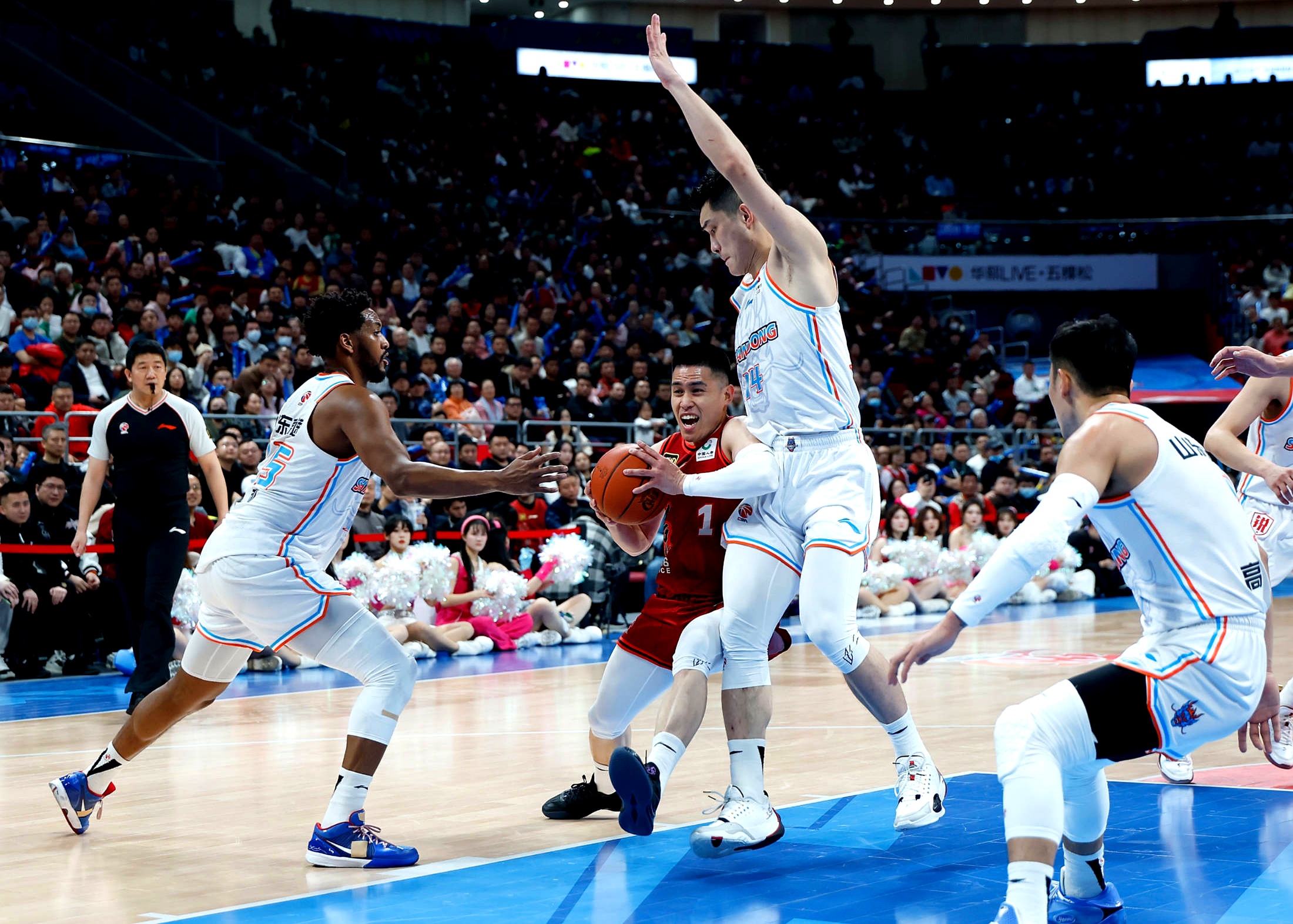 山东男篮战胜吉林队，止住两连败