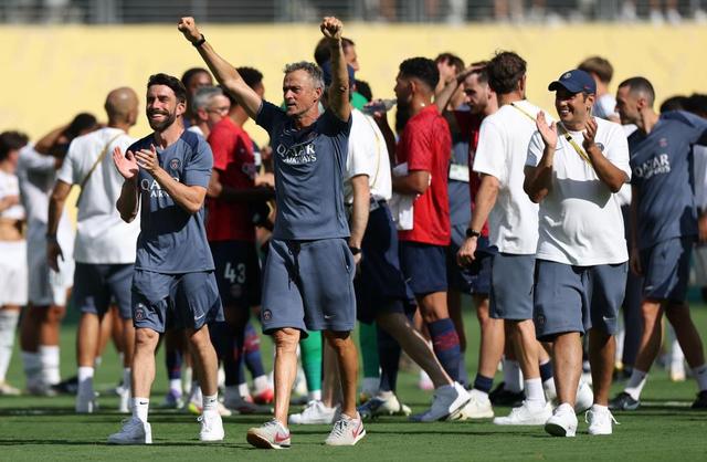 巴黎圣日耳曼球员表现出色,全队庆祝胜利 巴黎圣日耳曼球员表现出色,全队庆祝胜利