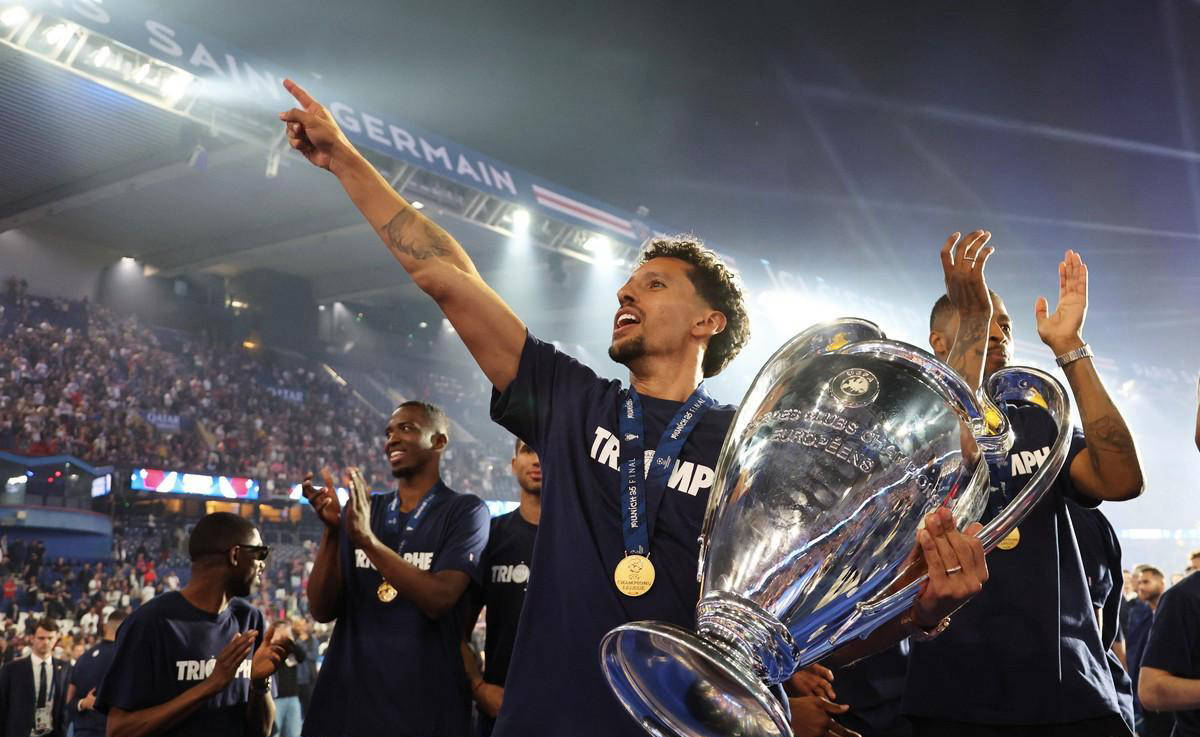 巴黎圣日耳曼球员表现出色,全队庆祝胜利 巴黎圣日耳曼球员表现出色,全队庆祝胜利