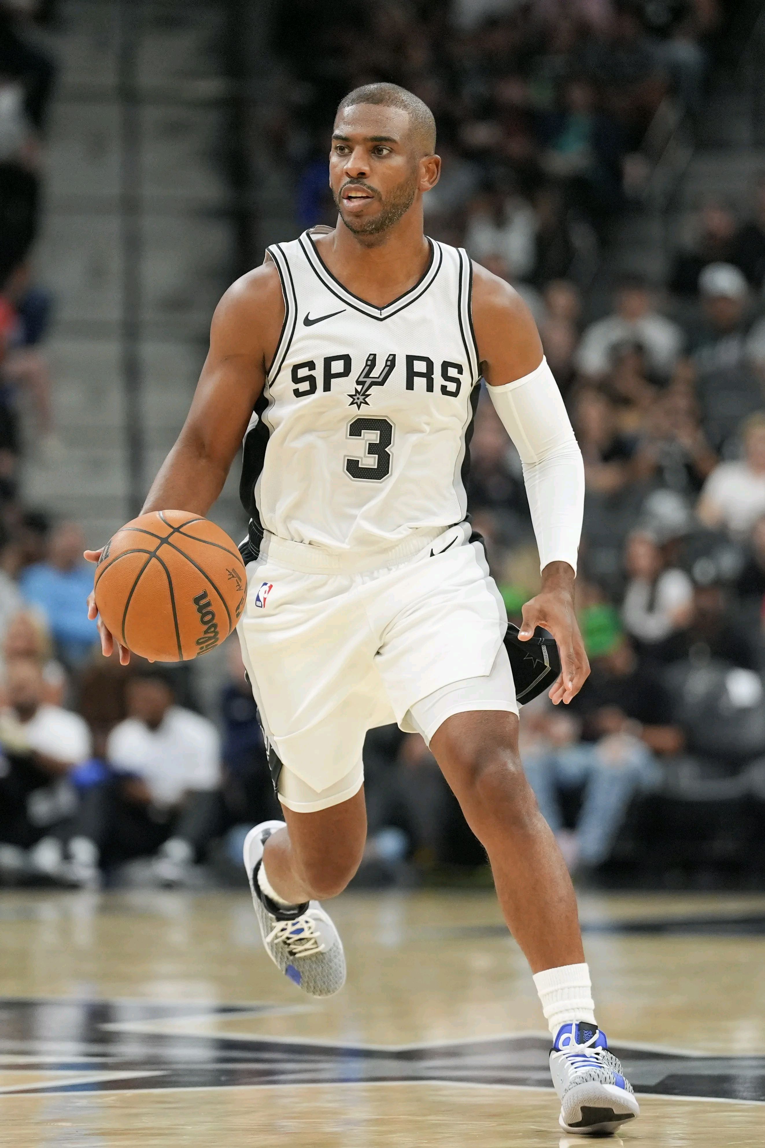 雷霆后卫保罗在比赛中贡献大量助攻 雷霆后卫保罗在比赛中贡献大量助攻