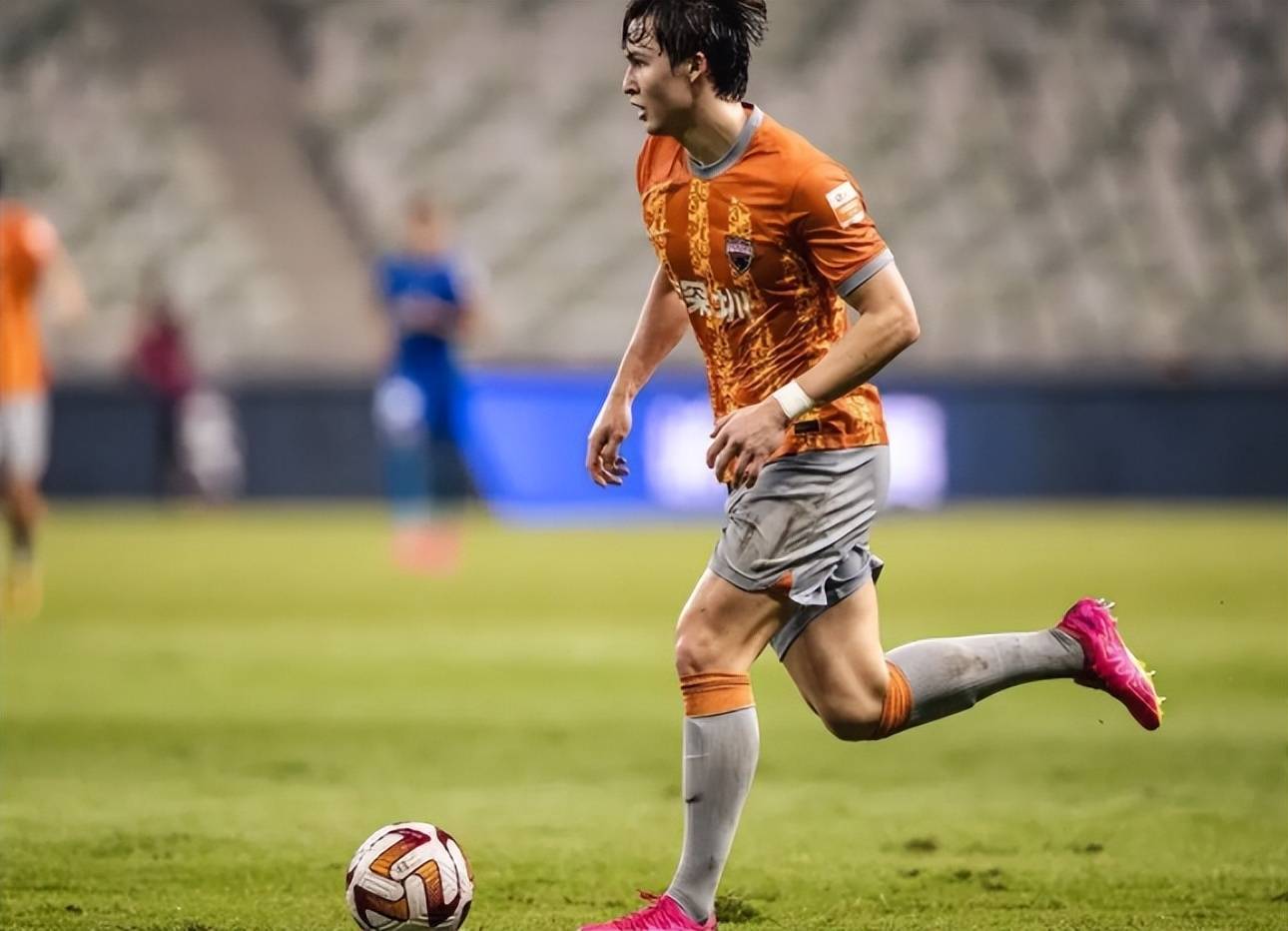 关于武汉队主帅解析战术，球员积极学习的信息